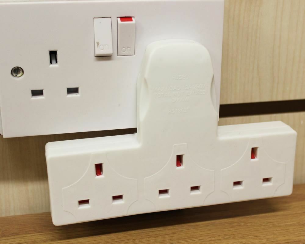 250v AC 3 WAYS / 3 Gang Fused Plug Multi Socket Extension Adapter 13 Amp Adaptor